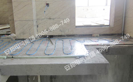 揚州錦苑別墅區發熱電纜家庭電地暖(圖5) 上樓梯口電地暖安裝圖